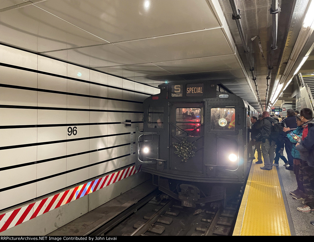 Holiday Train stopped at 96th St Station